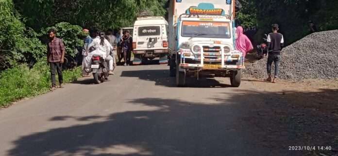 Dhadgaon two-wheeler collided with pick-up, Nigdi youth killed..