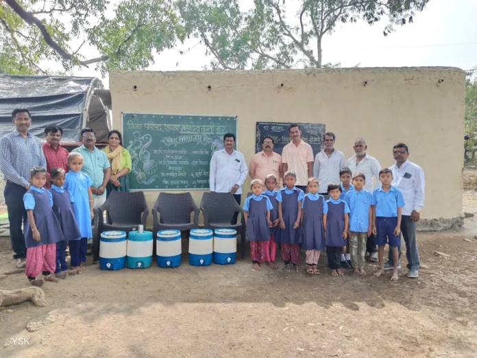 Dhule-News-Today-Gift-of-various-items-to-District-School-in-Mahadev-Vasti-Ner
