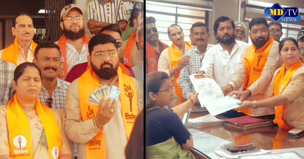 Shiv Sena protest in Nandurbar against inadequate drought relief and submitting funds to District Collector.